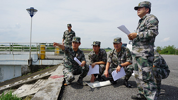 邱文丰书记陪同预备役团首长视察北江大堤