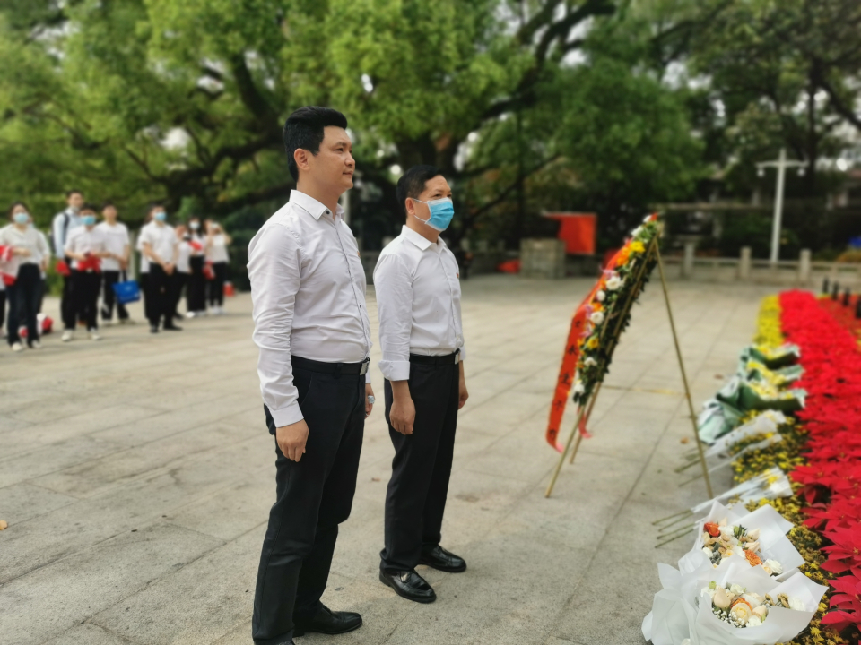 缅怀革命先烈，弘扬英雄精神